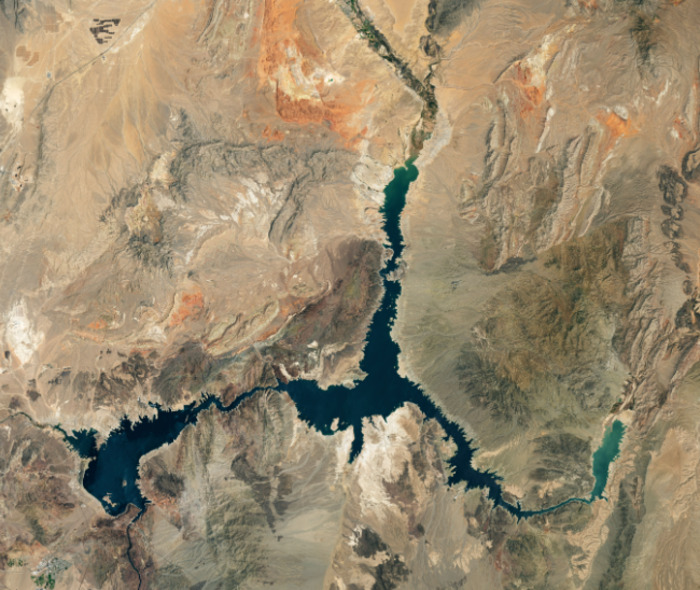 异常干旱出现水荒，NASA公布从太空看胡佛大坝水库创纪录的低水位卫星图片