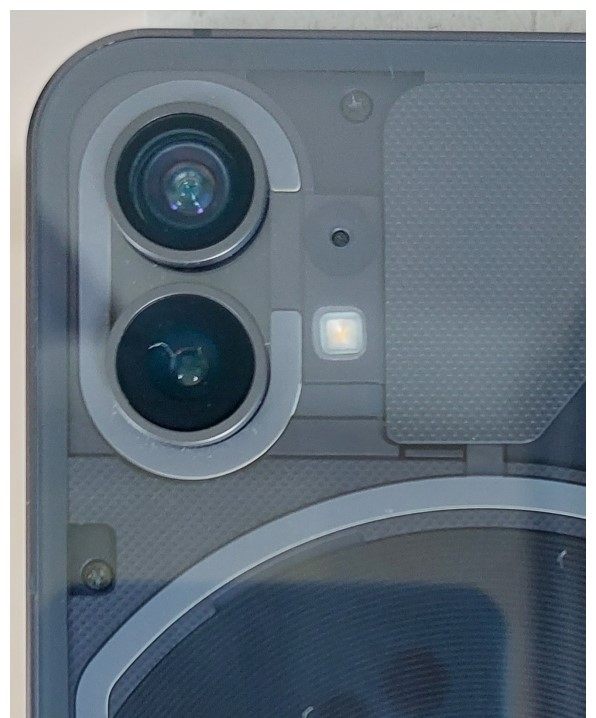 Nothing Phone (1)再曝品控问题：这次是闪光灯装歪了！