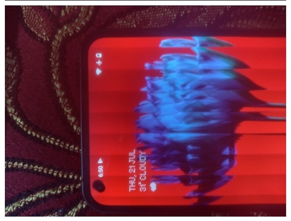 Nothing Phone (1)再曝品控问题：这次是闪光灯装歪了！