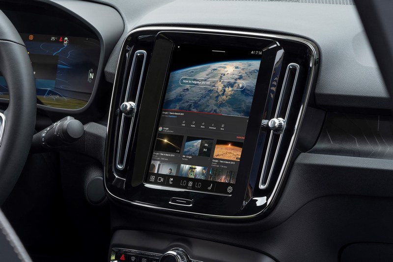 Volvo 最新中控系统就是由 谷歌 开发，驾驶可在中控使用 谷歌 Play 应用程序。