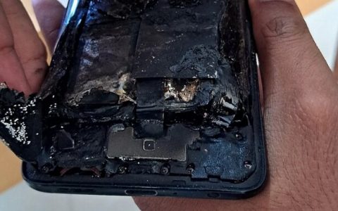 印度一部OPPO Reno2没充电没玩游戏却突然起火，秀出手机残骸当地客服回应表示这不算「爆炸」