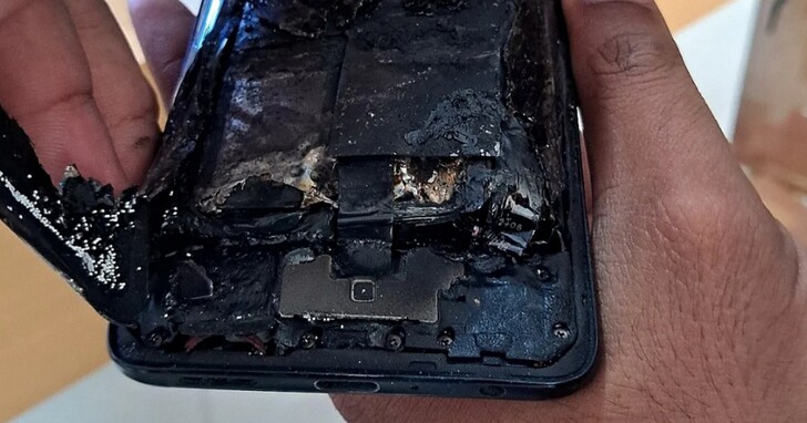 印度一部OPPO Reno2没充电没玩游戏却突然起火，秀出手机残骸当地客服回应表示这不算「爆炸」