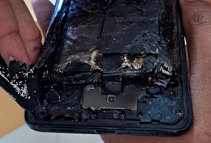 印度一部OPPO Reno2没充电没玩游戏却突然起火，秀出手机残骸当地客服回应表示这不算「爆炸」
