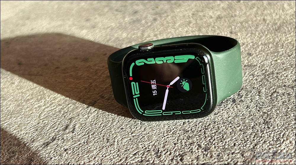 传闻Apple Watch Pro将采用钛金属表壳并迎来自Series 4以来首次「真正全新设计」，但并非谣传的扁平化造型