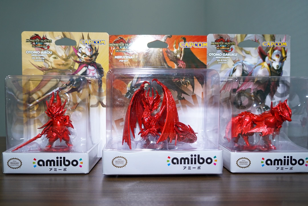 《魔物猎人崛起 破晓》与日本 7-11 推出限量 Amiibo 组合，以鲜艳金属红呈现爵银龙吸血鬼主题