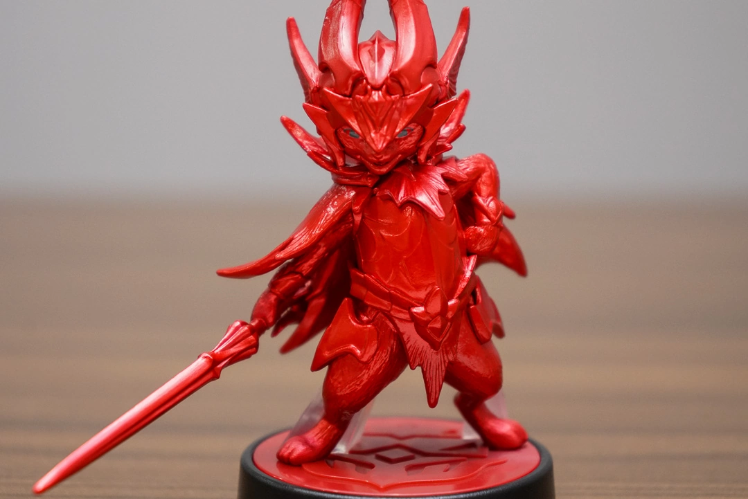 《魔物猎人崛起 破晓》与日本 7-11 推出限量 Amiibo 组合，以鲜艳金属红呈现爵银龙吸血鬼主题
