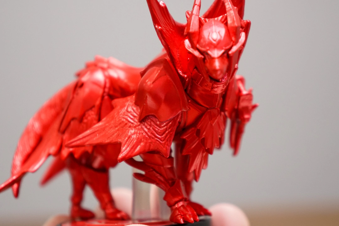 《魔物猎人崛起 破晓》与日本 7-11 推出限量 Amiibo 组合，以鲜艳金属红呈现爵银龙吸血鬼主题