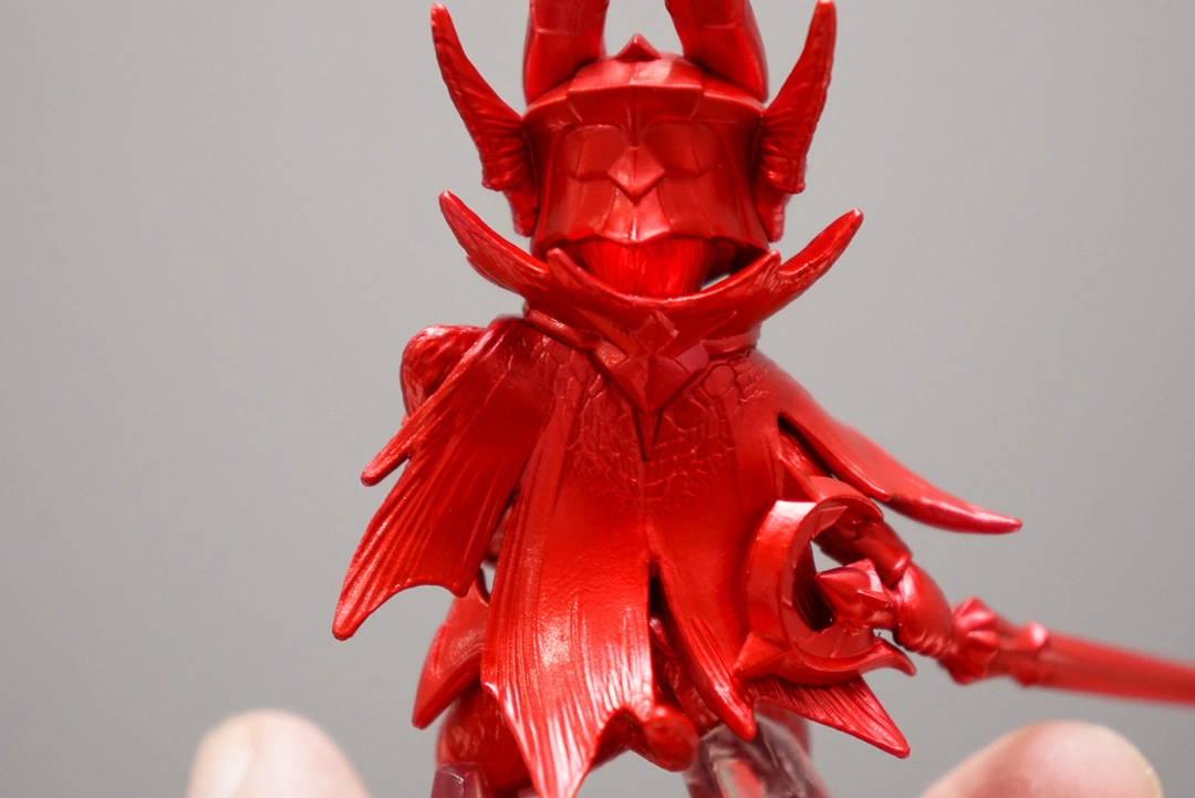 《魔物猎人崛起 破晓》与日本 7-11 推出限量 Amiibo 组合，以鲜艳金属红呈现爵银龙吸血鬼主题