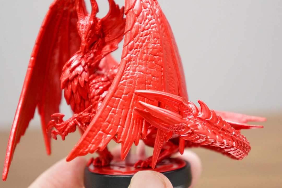 《魔物猎人崛起 破晓》与日本 7-11 推出限量 Amiibo 组合，以鲜艳金属红呈现爵银龙吸血鬼主题