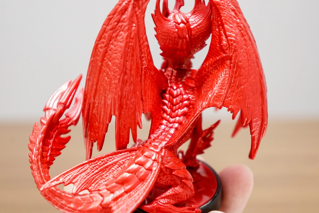 《魔物猎人崛起 破晓》与日本 7-11 推出限量 Amiibo 组合，以鲜艳金属红呈现爵银龙吸血鬼主题