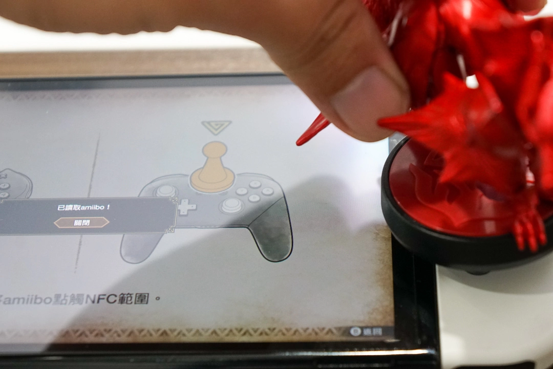 《魔物猎人崛起 破晓》与日本 7-11 推出限量 Amiibo 组合，以鲜艳金属红呈现爵银龙吸血鬼主题