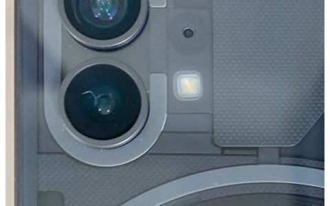 Nothing Phone （1） 又出问题，有用户发现闪光灯都装歪了
