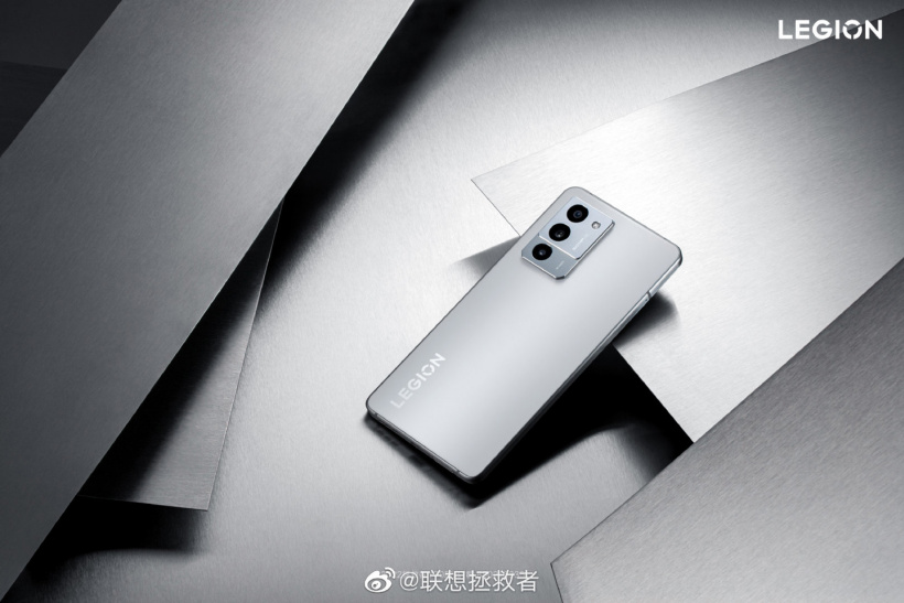 Lenovo Legion Y70 手机背面照公布：7.99mm 轻薄机身，CNC 金属中框，银黑红三款配色