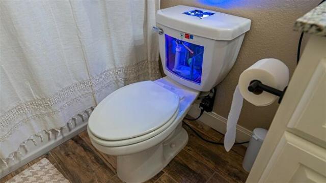 超狂YouTuber玩家将家用马桶改造成一台电脑 这辈子想不到上个大号也能畅玩《CS：GO》！？