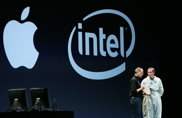 2006年Macworld大会上，时任Intel CEO保罗·欧德宁身穿防护服穿过干冰烟雾登场，将怀中的硅片递给乔布斯