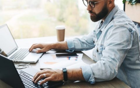 国外工程师利用远距工作居然同时接下五份全职、年入800多万居然还有时间打游戏