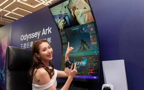 三星55寸曲面可直立电竞萤幕Odyssey Ark售台币十万元，首购赠PS5光盘版主机