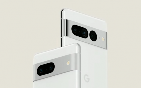 Pixel 7 系列的开箱视频指称尺寸略小于 Pixel 6 系列， Pixel 7 Pro 屏幕弧度更平缓、 Pixel 7 镜头模组下移