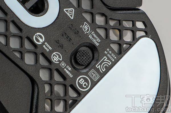 模式切换底部没有Dongle收纳空间，通过开关可切换电源以及无线连接模式。