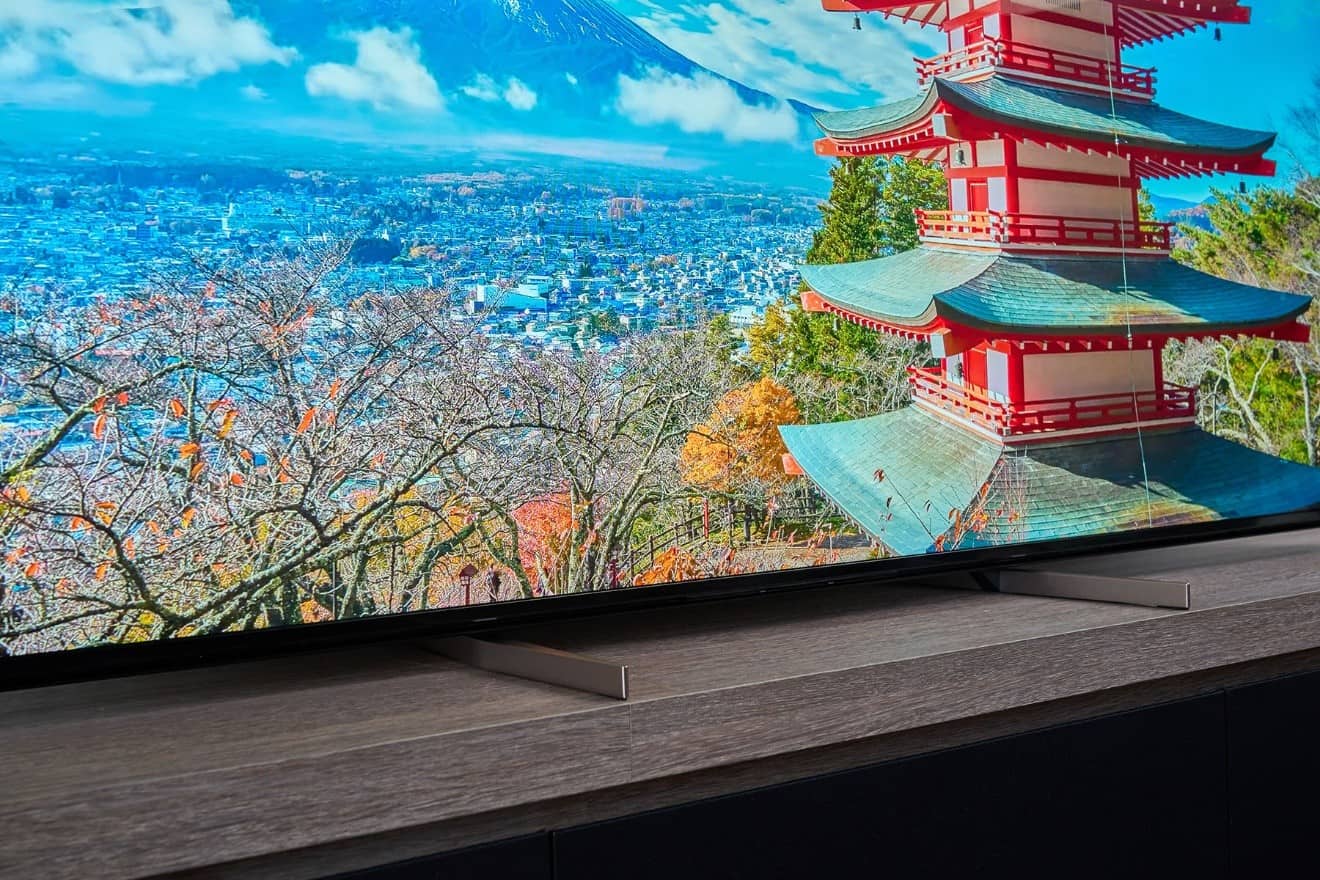 最后一种架设方式则是将脚座向屏幕中央挪移，即便电视柜长度短于 XRM-75X95K 的屏幕宽度也能轻松摆放这款大型显示器，可说是彻底解决了不少中小型居家环境电视柜左右过短的困扰！