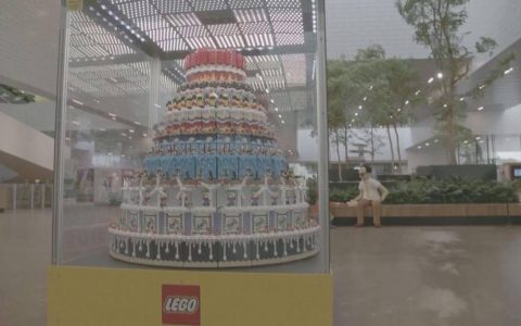 乐高庆祝90岁生日！ 用近95000积木拼成超过200公斤的生日蛋糕