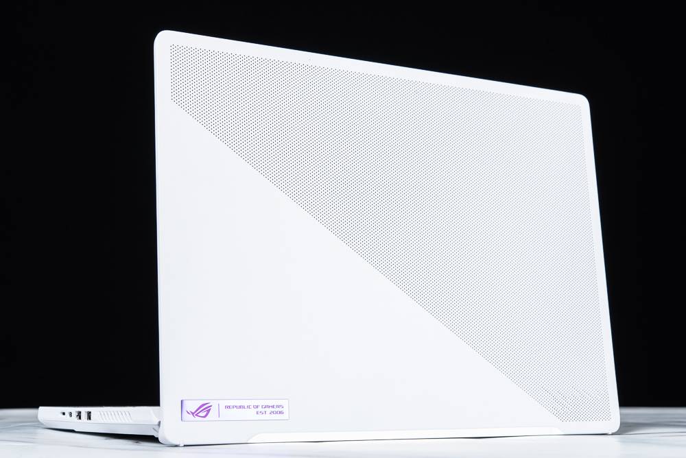 双 A 骄傲！ ROG Zephyrus G14 2022 测试报告 / 液金均温散热与 Nebula 显示器