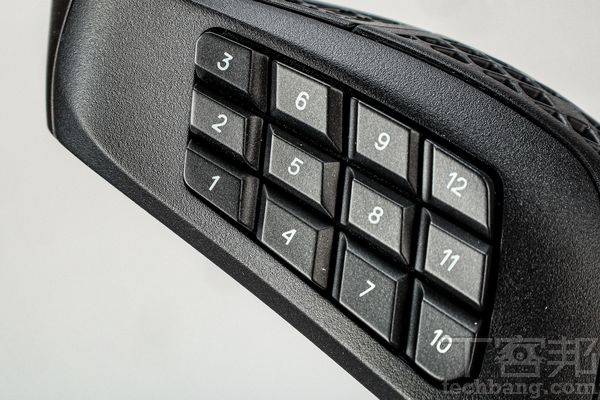 侧键阵列多达12组按键可供玩家自定义功能，若有定位点的设计会更容易辨识。