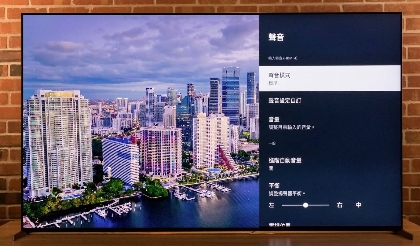 从前文针对音响系统的说明篇幅，就能看出XRM-75X95K这款大型Mini LED液晶显示器对音效表现的重视程度。 在音效技术部分，XRM-75X95K 除了对应 Dolby Atmos、DTS 之外，多音域环绕声场也是核心功能，然而要让这组内建音响发挥最大效益，满足不同用户的喜好，当然也需要有丰富的参数项目可供调整，所以包含出厂预设的声音模式外，用户也能透过 EQ 调整不同频段的音压高低，以及开启进阶自动音量，让不同输入的讯源声音表现都趋近相同。