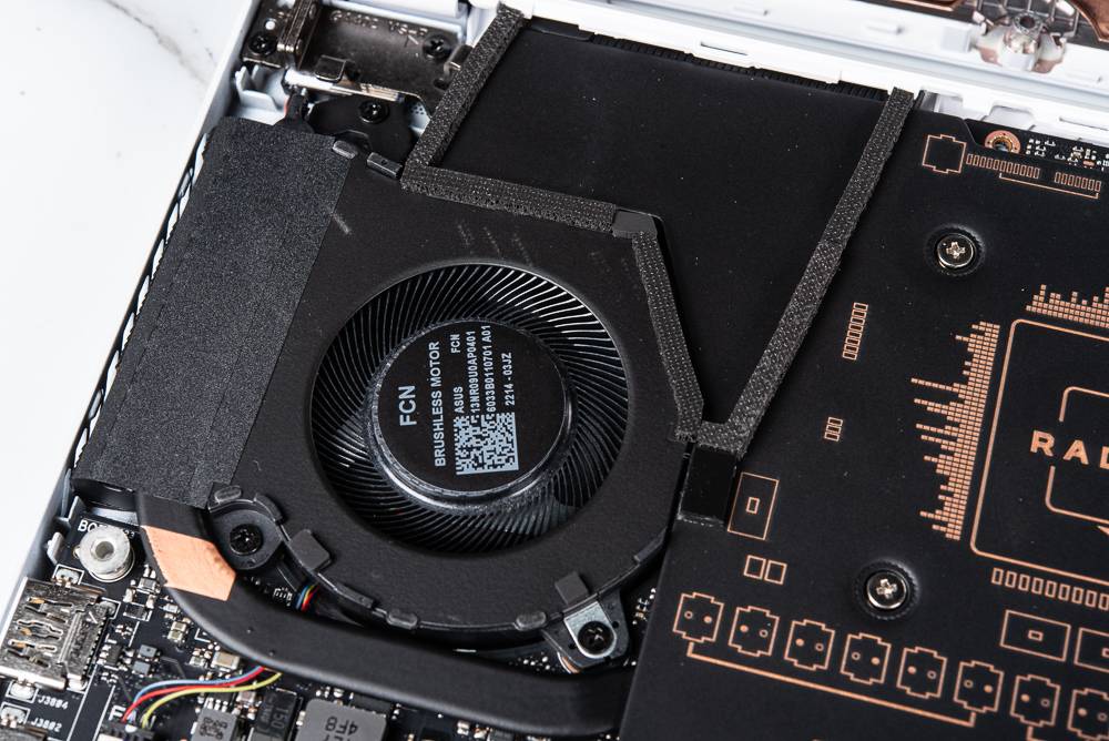 双 A 骄傲！ ROG Zephyrus G14 2022 测试报告 / 液金均温散热与 Nebula 显示器