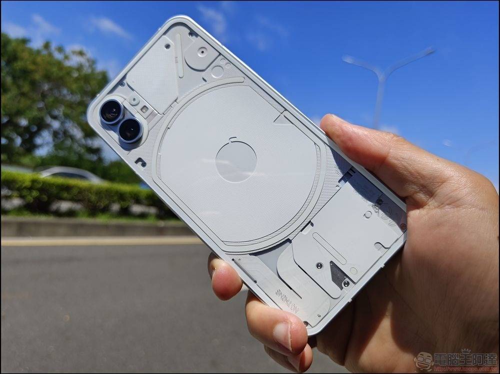 Nothing 澄清为何明明有 1，200 nits 屏幕，却只能用到 700 nits 的考量点