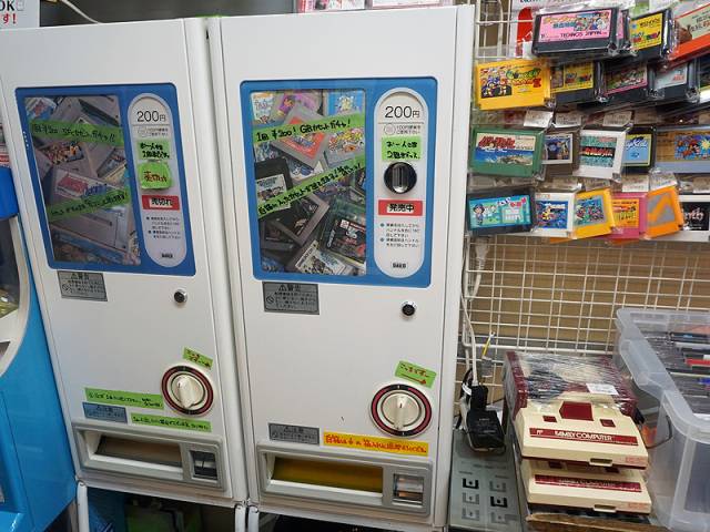 位于日本秋叶原的「Game Boy Advance游戏卡匣扭蛋」 转出无数玩家最美好的童年回忆