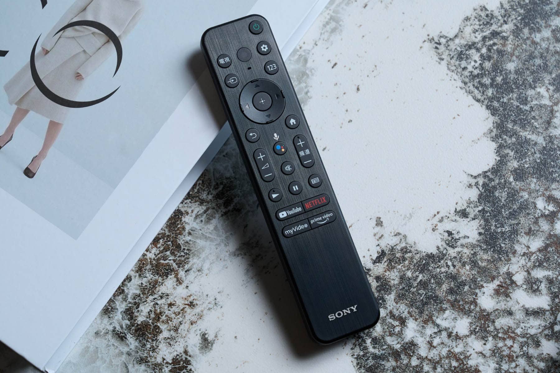 遥控器按键的数量较以往大幅减少，这样的改变让遥控器的设计变得十分俐落简洁，而按键高度较低则让遥控器呈现更出色的一体感，值得一提的是，新款BRAVIA的遥控器按键都采用聚氨酯镀膜，镀膜外也做了抗菌处理，除了更容易清洁，使用起来也更加安心。