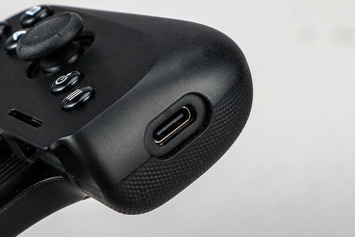 在右侧下方可见 USB Type-C 端口，在游戏中也可以为手机充电。