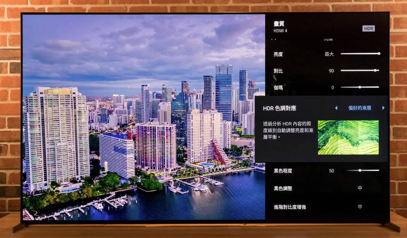 XRM-75X95K 的核心-认知智能处理器 XR 内含两大关键功能，分别是 XR 极致精准背光控制以及 XR 对比增强，两者相辅相成，在实际运作时，通过实时辨识输入视讯内容，针对画面主体以及其他影像元素进行运算，再由 XR 极致精准背光控制技术精确地分区控制 Mini LED 输出亮度，XR 对比增强技术则确保亮部与暗部区域在保有足够对比的情况下， 仍能显示出完整的画面细节。 可以说，认知智能处理器 XR 搭配上 Mini LED 让画面对比表现更上一层楼了！ 但这样某些玩家可能觉得还不够，于是 XRM-75X95K 透过菜单再提供使用者另一种选择，那就是 HDR 色调对应功能，分别是偏好的亮度以及偏好的渐层，或是关闭，如果你喜好更明亮的 HDR 影像表现，就可以选择偏好的亮度; 如果在意画面中明暗层次的细腻度，则可设置为偏好的渐层，满足「进阶影音玩家」对画面表现的偏好。