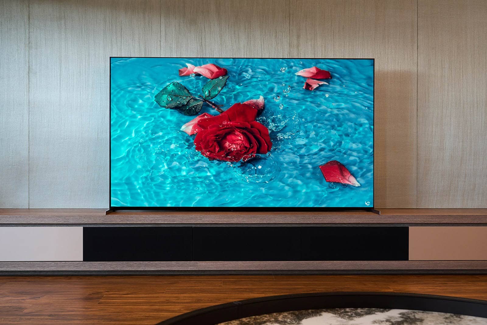 将RM-75X95K架设完成后，可以看到，拜超窄边框所赐，屏幕占比相当的高，使得播放出的影像就如同嵌在电视背墙般，不只美观，观看时的沉浸感也大大提升，而这样的手法正是此次XRM-75X95K在外型设计上的核心理念之一。 另外，为求符合各种居家环境的使用需求，XRM-75X95K 的脚座一共有三种设置方式，上图是将脚座分置于屏幕两侧，把可延伸的支架缩短藏在屏幕的后方，使屏幕的最下缘得以更贴近电视柜，营造出绝佳的一体感视觉效果。