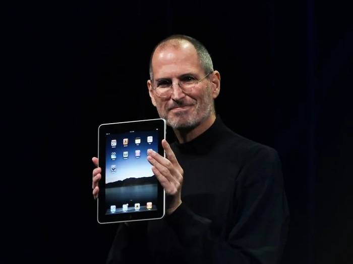 Steve Jobs 与初代 iPad 图片来自：macrumors