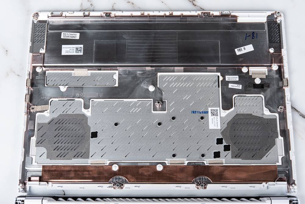 双 A 骄傲！ ROG Zephyrus G14 2022 测试报告 / 液金均温散热与 Nebula 显示器