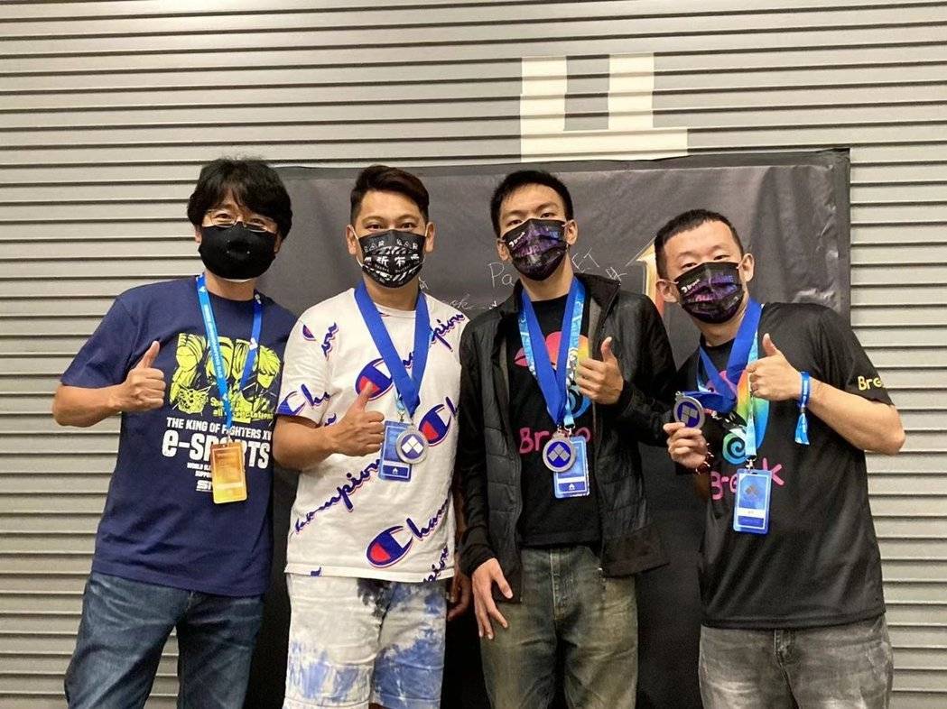 在 2022 年 EVO 賽事的 KOF15 項目獲得前三名的三位台灣選手,右起... 在 2022 年 EVO 赛事的 KOF15 项目获得前三名的三位选手,右起...