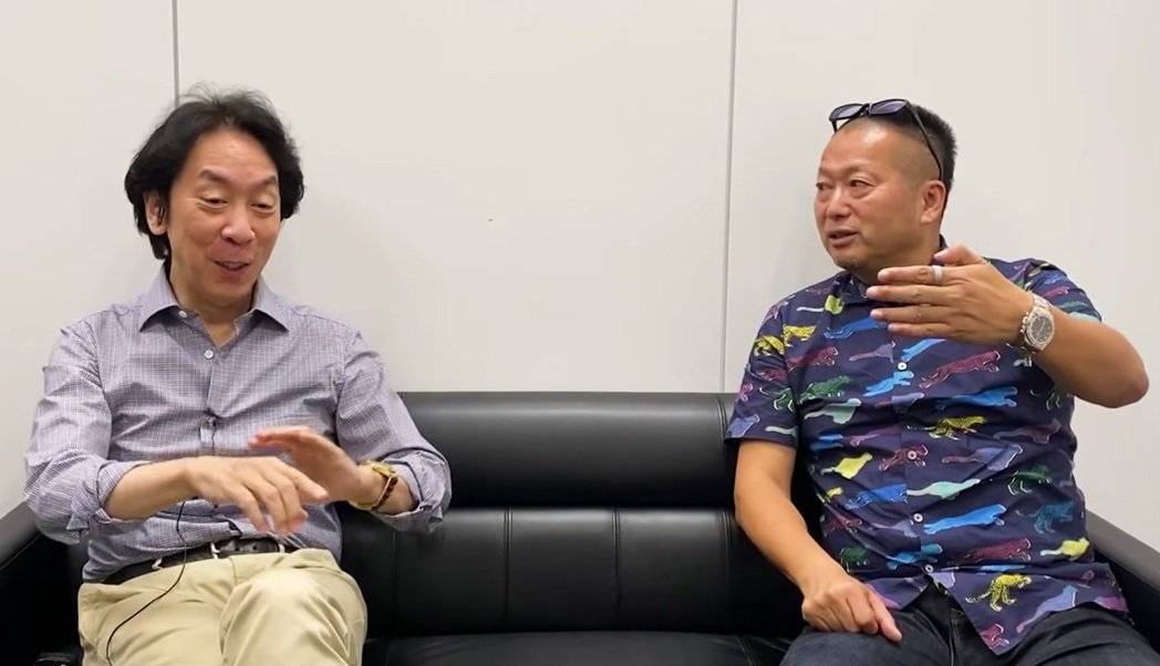 CVS 合作案的兩大推手:SNK 的西山隆志(左)與 CAPCOM 的岡本吉起(... CVS 合作案的两大推手:SNK 的西山隆志(左)与 CAPCOM 的冈本吉起(...