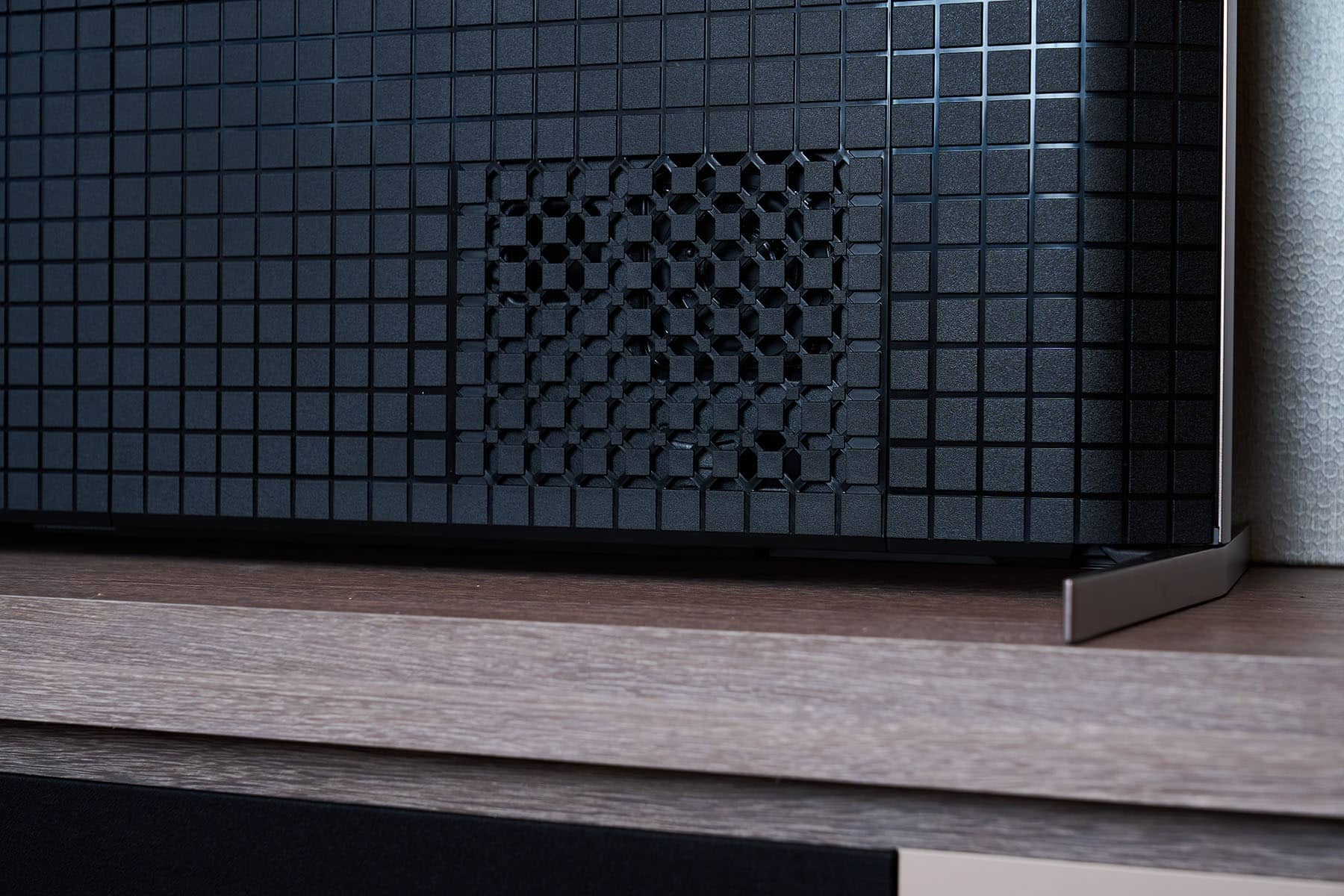 同为内建音响系统中十分重要的重低音扬声器则配置在 XRM-75X95K 的机背下方，左右两侧各一，搭配位于机身的正下方、藏在外框里的极致平衡扬声器，两者包办了高频以下的中、低音域，能完整地呈现电影中震撼力十足的音效。