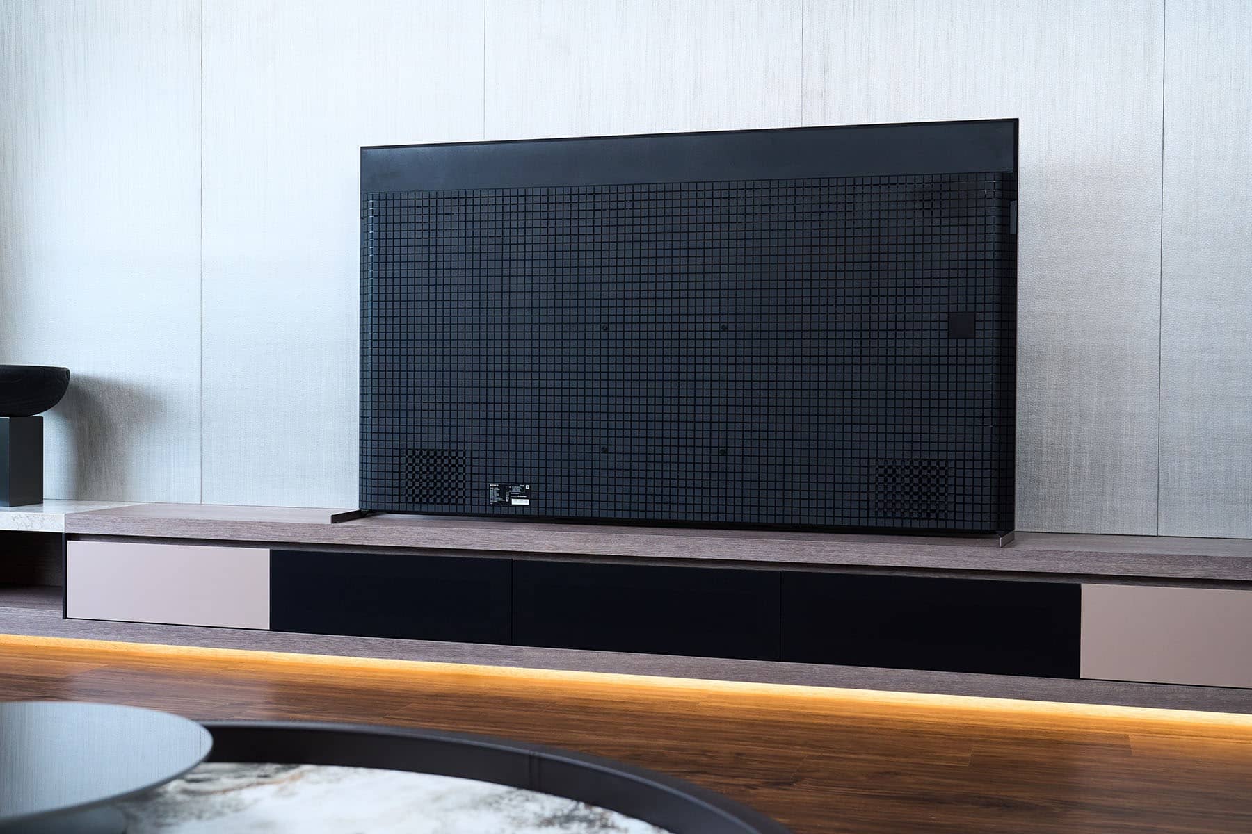 一体化设计理念同样体现在 XRM-75X95K 的机身背面，除了最上方区域为平滑表面，机背几乎全都由方格结构组成，且因方格表面皆以磨砂消光手法处理，让整体看起来相当别致、充满层次细节。