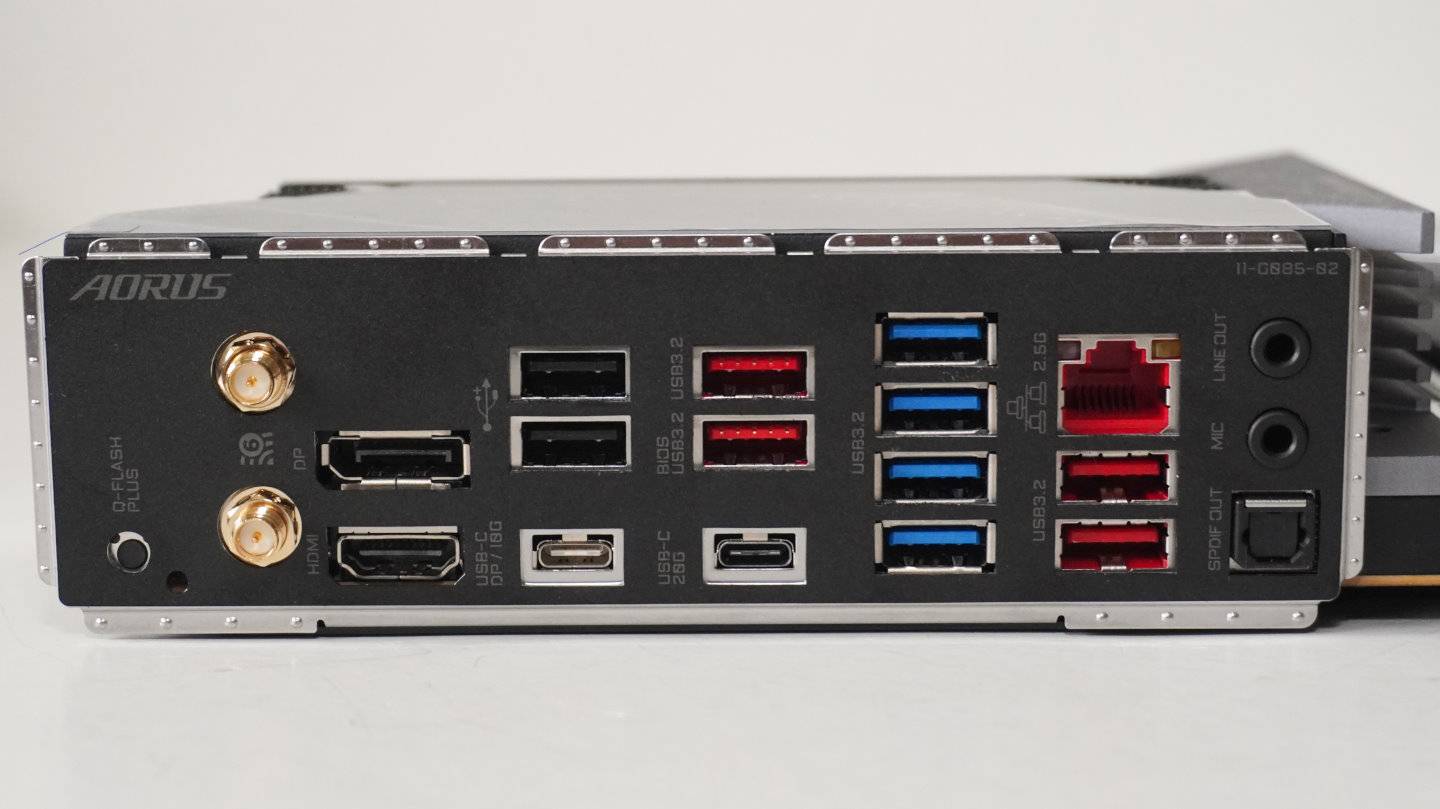 X670E AUROS Master的I/O背板提供丰富连接功能，其中左方USB Type-C端子支持Alternate Mode影音输出。