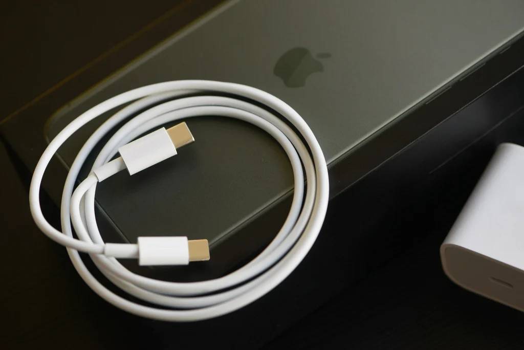 不配充电头是歧视消费者！巴西政府下令：禁售任何不附赠充电器iPhone 12/13系列！
