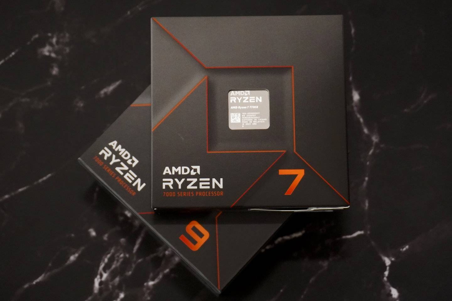 Ryzen 7000系列处理器采用Zen 4架构，包装设计也全面翻新。