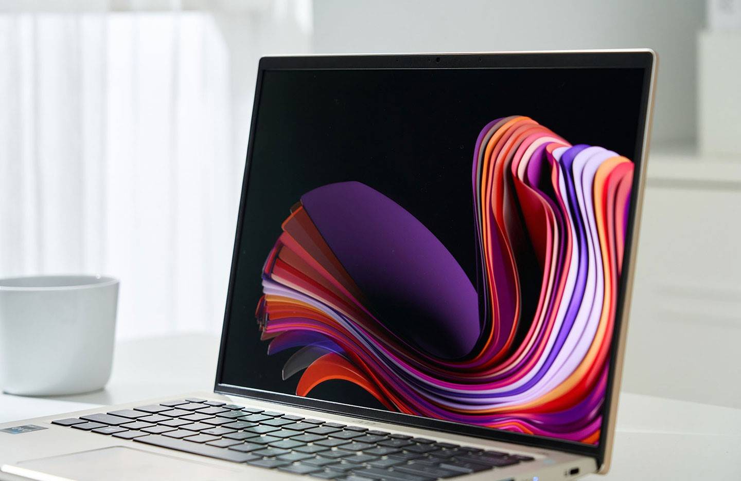 Acer Swift 3 OLED采用色彩呈现与对比表现更为极致的OLED屏幕，并通过VESA DisplayHDR True Black 500认证，能显示更纯粹的黑。