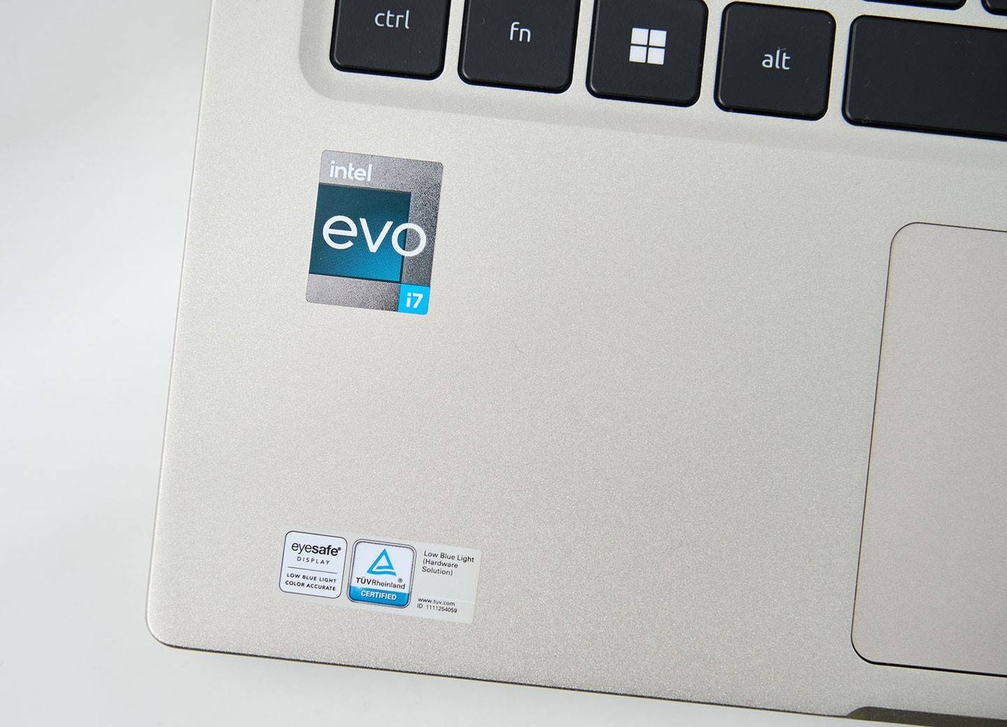 这张贴纸揭示了Acer Swift 3OLED是一台通过Intel Evo平台认证的笔记本，下方还可以看到其他护眼认证的标章。