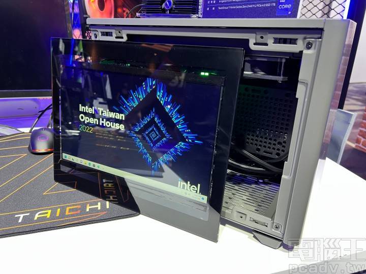 华擎ASRock也在现场展示配合自家主板背后eDP显示输出功能，加上Cooler Master共同合作即将推出的台式主机。