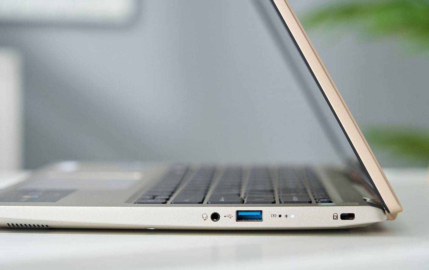机身右侧配置 3.5 mm 耳机 / 麦克风接口，一组 USB 3.2 Gen1 A 端口。