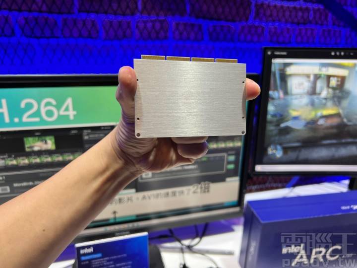 搭载Intel处理器、移动网络与显示输出于一张信用卡大小的NUC套件Hard Bay，可应用于电子广告牌、迷你电脑等装置。