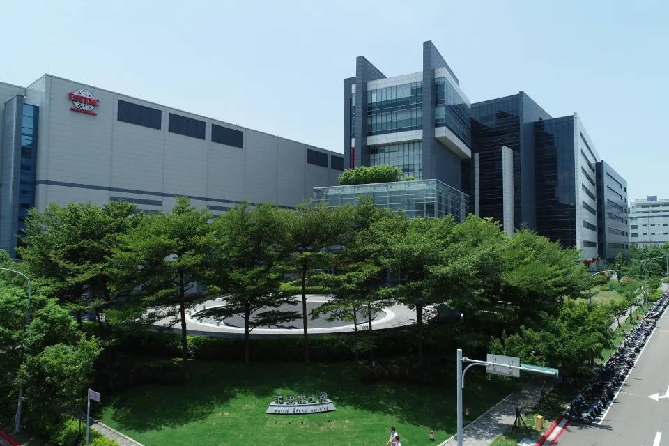 集邦科技统计，台积电第一季市占率重回53%之上，仍居首。 三星为首季营收唯一季衰退厂商
